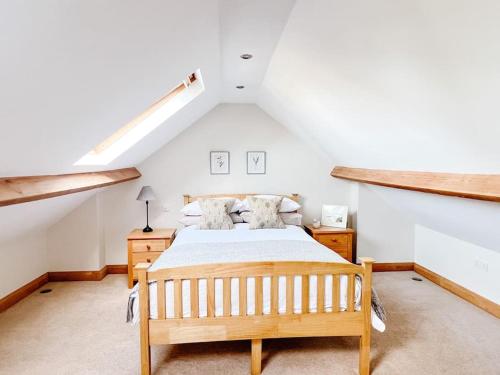 Home in Hereford في هيريفورد: غرفة نوم مع سرير خشبي في العلية