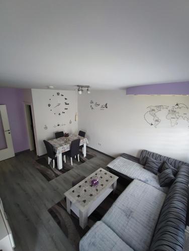a living room with a couch and a table at Stan na dan Apartman KRISFIL Prnjavor in Prnjavor