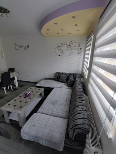 a living room with a couch and a table at Stan na dan Apartman KRISFIL Prnjavor in Prnjavor