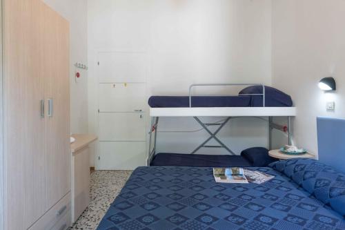 切爾維亞的住宿－Hotel Smart Cervia，小房间设有一张床和一张双层床