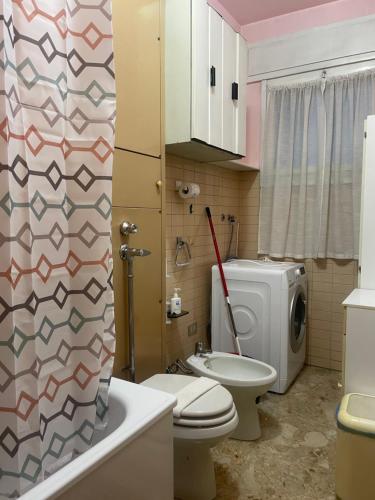 małą łazienkę z toaletą i umywalką w obiekcie paolohome w Mediolanie