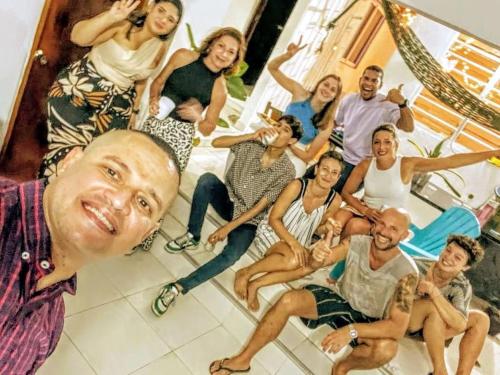 un grupo de personas posando para una foto en Makako Chillout Hostel, en Cartagena de Indias