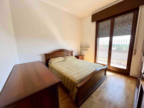 1 dormitorio con cama y ventana grande en Intero Appartamento a Isola della Scala, en Isola della Scala