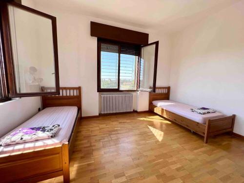 Habitación con 2 camas y ventana en Intero Appartamento a Isola della Scala, en Isola della Scala