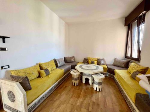 sala de estar con sofá y mesa en Intero Appartamento a Isola della Scala, en Isola della Scala