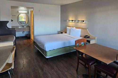 Postel nebo postele na pokoji v ubytování Rodeway Inn & Suites Thousand Palms - Rancho Mirage