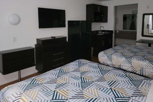 Katil atau katil-katil dalam bilik di Rodeway Inn & Suites Thousand Palms - Rancho Mirage