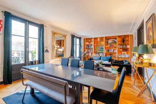 un salon avec une table et un canapé dans l'établissement Veeve - Aesthetic Artistry, à Paris