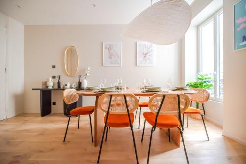une salle à manger avec une table et des chaises dans l'établissement Luxury Flat - Opera & Upper Marais, à Paris