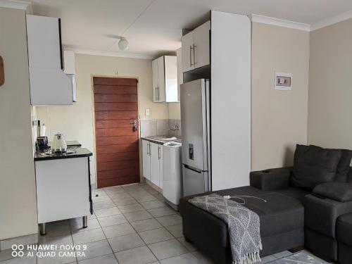 Kuchyň nebo kuchyňský kout v ubytování Klaasy's 1 bedroom Cosy home Johannesburg South