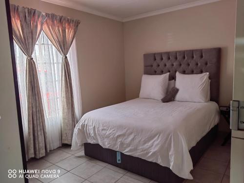 Postel nebo postele na pokoji v ubytování Klaasy's 1 bedroom Cosy home Johannesburg South