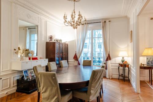 une salle à manger avec une table et des chaises dans l'établissement Veeve - Magic of Light, à Paris