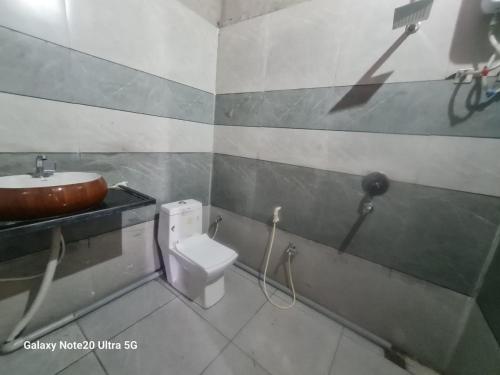 Phòng tắm tại SHREE AGRAWAL DHABA AND ROOM'S
