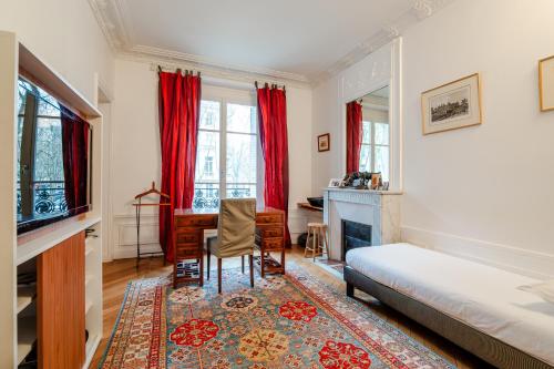 une chambre avec un lit et un bureau dans l'établissement Veeve - Magic of Light, à Paris
