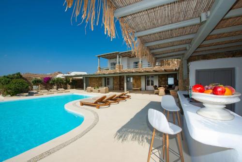 una foto di una villa con piscina di Thalasses Villas a Kalafatis