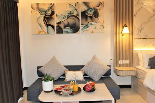 una habitación de hotel con una mesa con comida. en Reynten Hill Resort en Nusa Penida