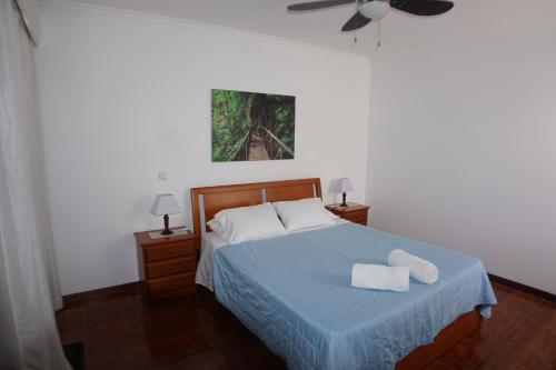 1 dormitorio con 1 cama con 2 toallas en !Your Home In Madeira, en Funchal