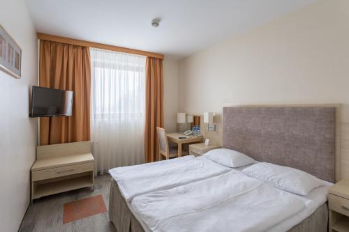 Katil atau katil-katil dalam bilik di Hotel Orange Przeźmierowo