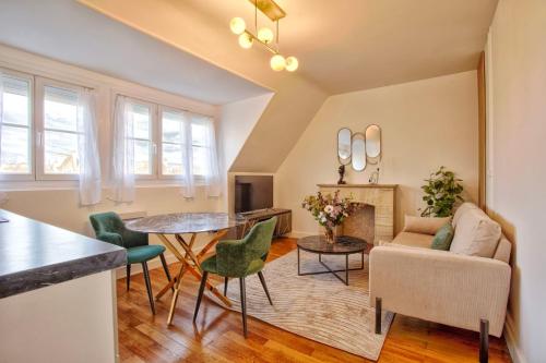 uma sala de estar com mesa e cadeiras em La Casa Mathilda Elegant & soothing cocoon em Falaise