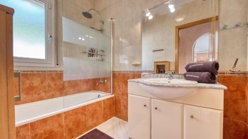 La salle de bains est pourvue d'un lavabo, d'une douche et d'une baignoire. dans l'établissement Costacabana - Villa Estrella, à Lloret de Mar