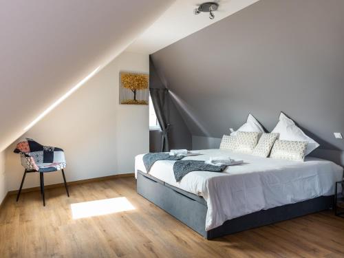 1 dormitorio con 1 cama en el ático en Gîte Thann, 4 pièces, 5 personnes - FR-1-744-11 en Thann