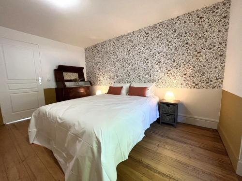 Un pat sau paturi într-o cameră la Gîte Thann, 4 pièces, 6 personnes - FR-1-744-35