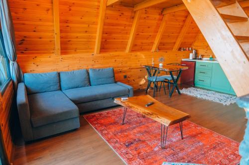 ein Wohnzimmer mit einem Sofa und einem Tisch in der Unterkunft Sapanca Mea Vita in Sapanca