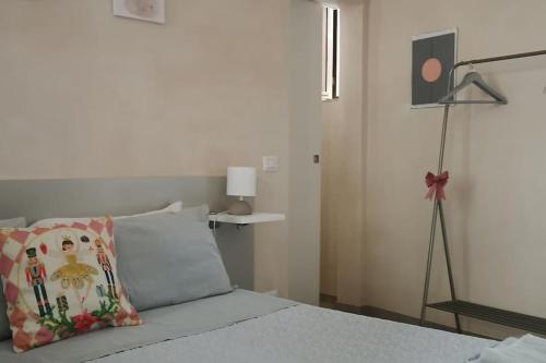 Dormitorio con cama con almohada y lámpara en Charming apartment in center en Scicli