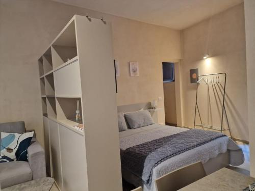 ein kleines Schlafzimmer mit einem Bett in einem Zimmer in der Unterkunft Charming apartment in center in Scicli