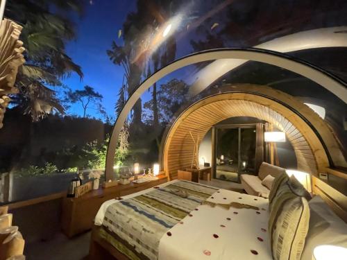 Tempat tidur dalam kamar di Bubble Lodge Bois Chéri Plantation
