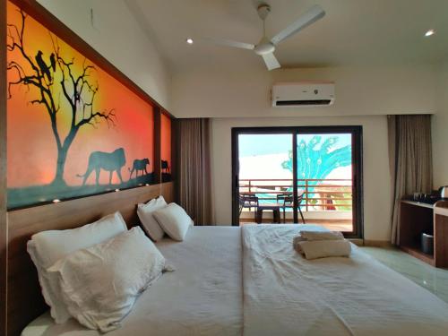 1 dormitorio con 1 cama con una pintura en la pared en Wet n wild water park & resort, en Mendarda