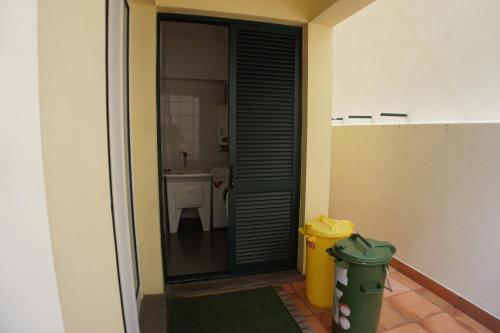 een hal met een badkamer met een toilet en een vuilnisbak bij !Your Home In Madeira in Funchal