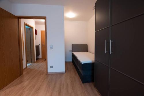Kleines Zimmer mit einem Bett und einem Schrank in der Unterkunft Moderne Einraumwohnung in Leipzig in Leipzig