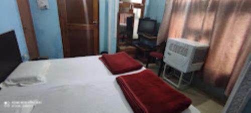 Llit o llits en una habitació de Hotel Avadh,Balrampur