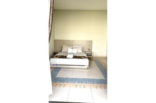 ein Schlafzimmer mit einem Bett in einem Zimmer in der Unterkunft OYO 93508 Bale Jiwan Mukti Narmada in Narmada