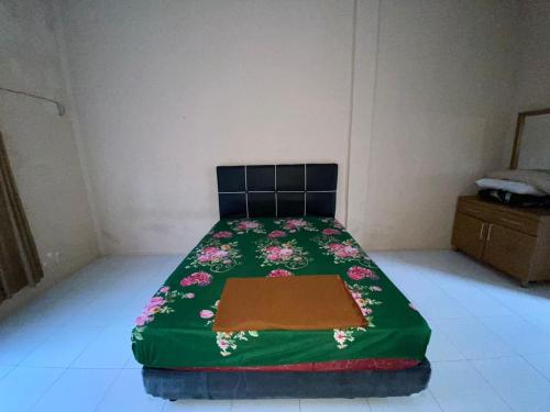 Ένα ή περισσότερα κρεβάτια σε δωμάτιο στο OYO 93518 Kepayang Guesthouse Syariah