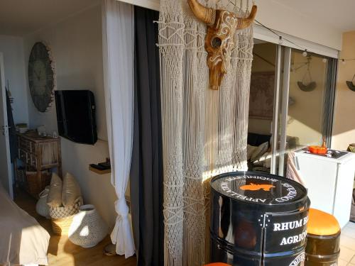 Cette chambre comprend un lit et une fenêtre avec des rideaux. dans l'établissement T3 vue mer - terrasse couverte, piscine, parking, proche du centre ville., à Sète