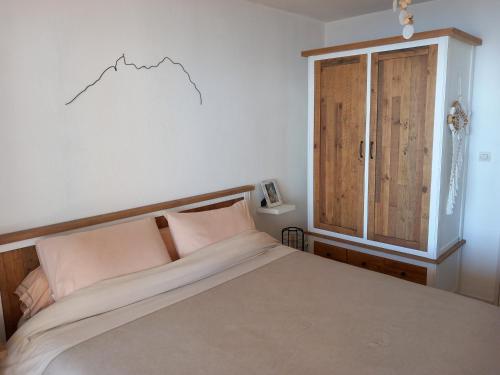 une chambre avec un lit et une fenêtre dans l'établissement T3 vue mer - terrasse couverte, piscine, parking, proche du centre ville., à Sète