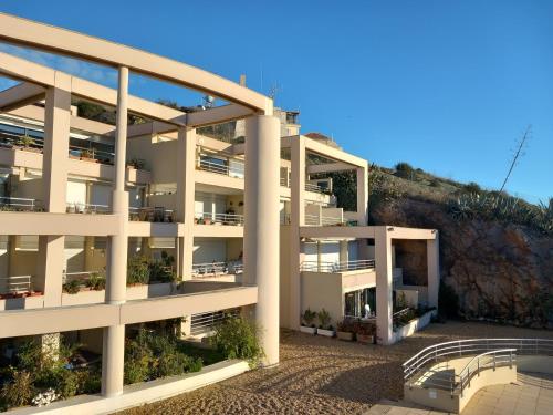 T3 vue mer - terrasse couverte, piscine, parking, proche du centre ville.