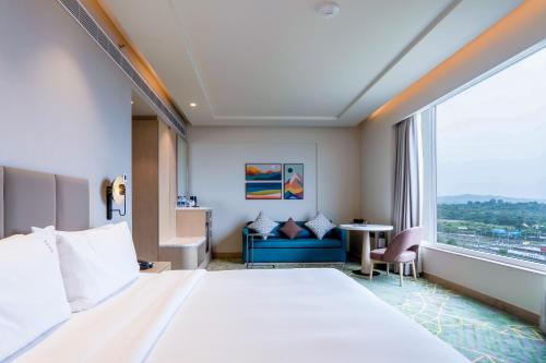 Una cama o camas en una habitación de Holiday Inn Katra Vaishno Devi by IHG