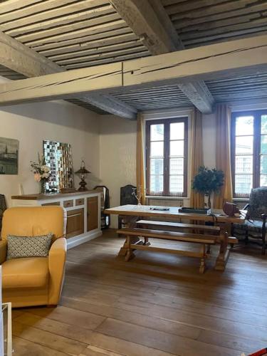 - un salon avec une table de ping-pong et des chaises dans l'établissement Magnifique villa 11 couchages, à Narbonne