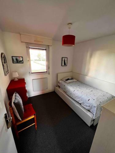 une chambre avec un grand lit et une fenêtre dans l'établissement Port LaF Duplex à 2 pas du Port de Plaisance, à La Forêt-Fouesnant