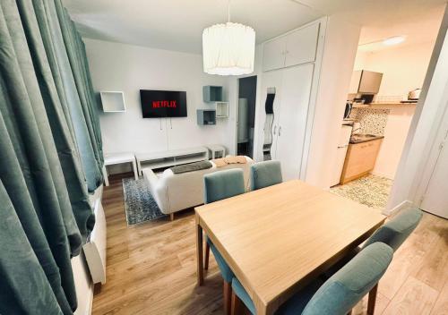 un salon avec une table et un canapé dans l'établissement NOUVEAU! Appartement Lille Moderne avec WiFi, TV, Proche Centre, à Lille