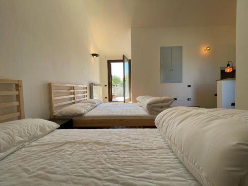 um quarto com 3 camas e uma janela em B&B Da Silvia em Gambassi Terme