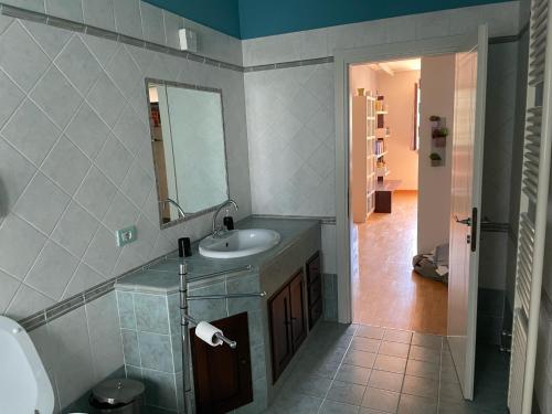 uma casa de banho com um lavatório e um espelho em B&B Da Silvia em Gambassi Terme