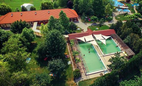 una vista aérea de una casa con piscina en Mi szél hozott, en Lipót