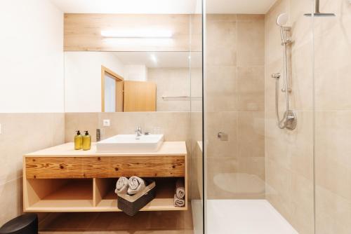 ein Bad mit einem Waschbecken und einer Dusche in der Unterkunft Pension Linder in Seeboden