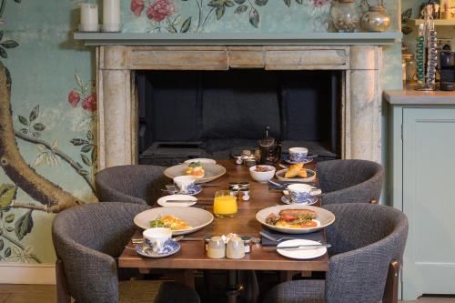 stół z talerzami jedzenia na kominku w obiekcie Eight w mieście Bath