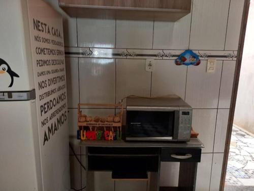 un microondas sentado en una encimera en una cocina en Casa em berlinque, vera cruz., en Vera Cruz de Itaparica