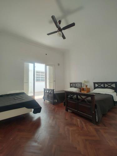 a bedroom with two beds and a ceiling fan at Limón Dulce Hostel in San Fernando del Valle de Catamarca